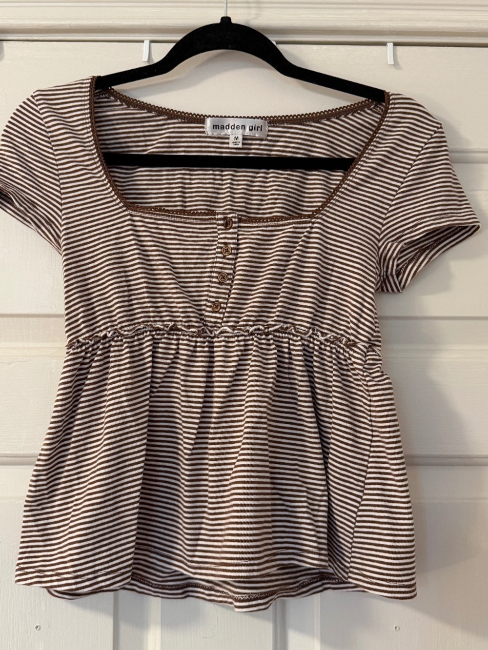 Madden Girl Junior's Medium Striped Babydoll Tee Brown White Short Sleeve Square